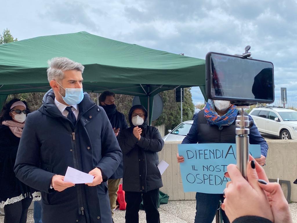 Il sindaco Ferrari d� il via al presidio davanti Villamarina: �Piombino attende risposte sul futuro della sanit� in Val di Cornia. Non ci fermeremo fin quando non avremo garanzie da Governo e Regione�