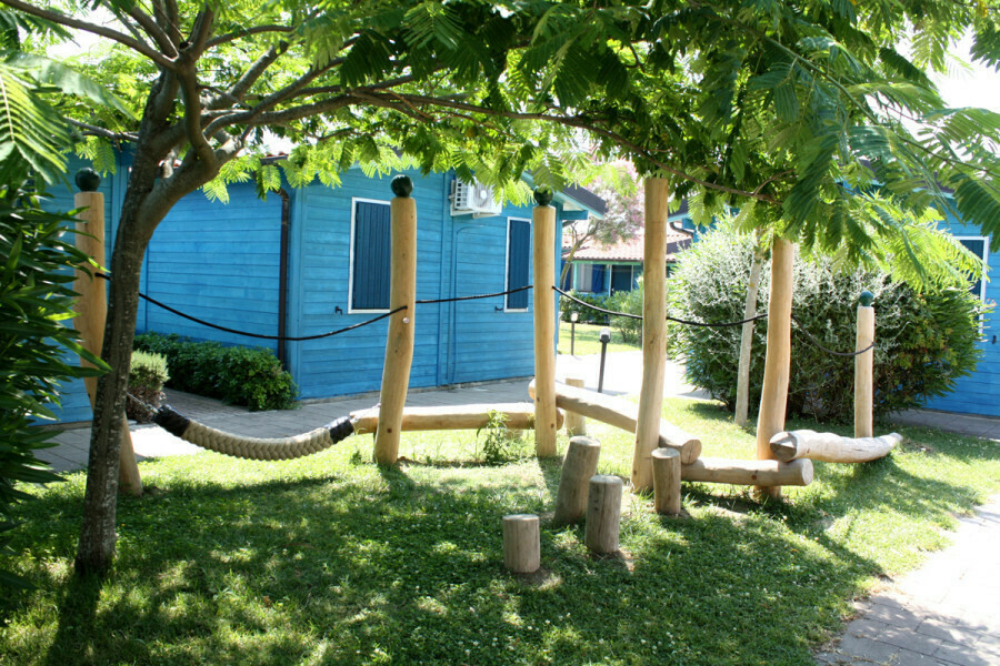 Nuovi giochi per i giardini scolastici: il Comune ha acquistato strutture per 80 mila euro