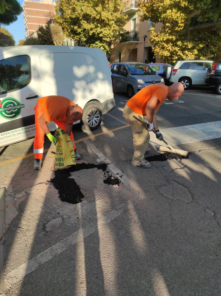MANUTENZIONE STRADALE, ESEGUITI VARI INTERVENTI DI RIPRISTINO DELLA SEGNALETICA E MESSA IN SICUREZZA DELLE STRADE