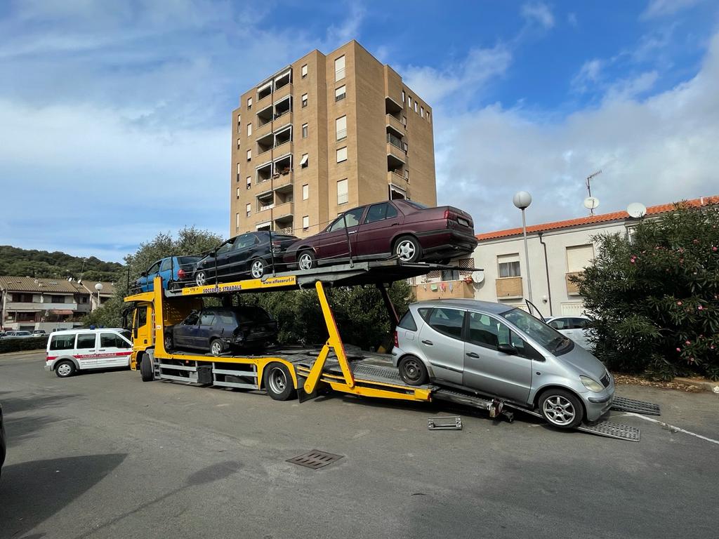 INFINITY CAR, RIMOSSI 14 VEICOLI IN STATO DI ABBANDONO E LIBERATO IL PIAZZALE DI VIA DE NICOLA