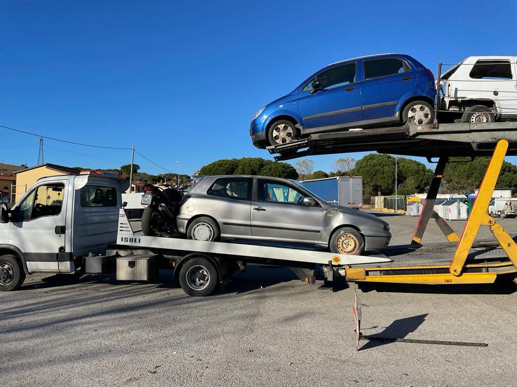 INFINITY CAR, RIMOSSI 4 VEICOLI IN STATO DI ABBANDONO