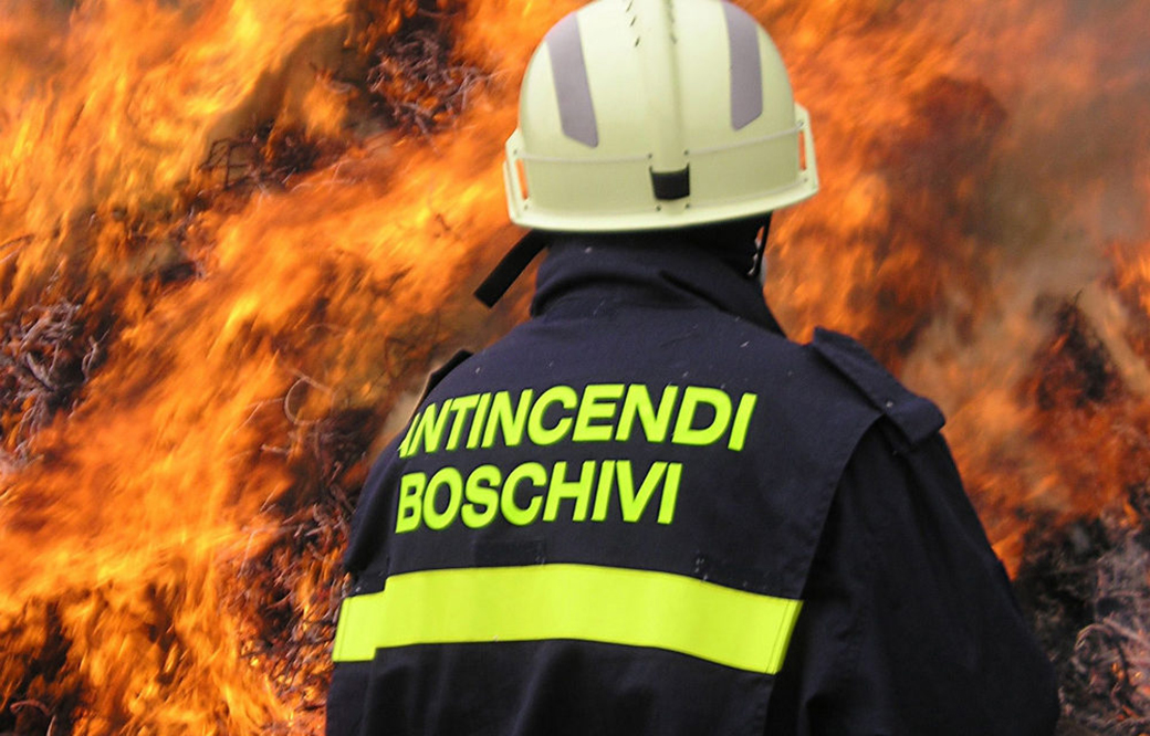 Rischio incendi, abbruciamenti vietati fino a domenica 27 marzo in tutta la Toscana
