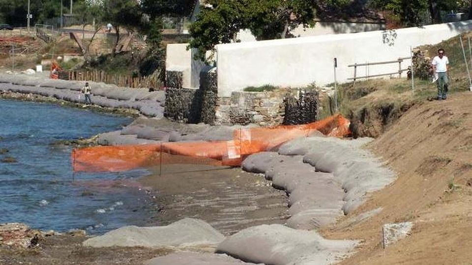 Rimozione dei sacconi, programmato un intervento di pulizia a Baratti