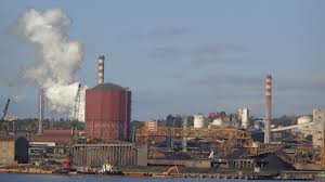 Avanti con il piano industriale nonostante il permanere di incertezze Il Comune chiede il reintegro di tutti i lavoratori con contratto di solidariet&agrave;