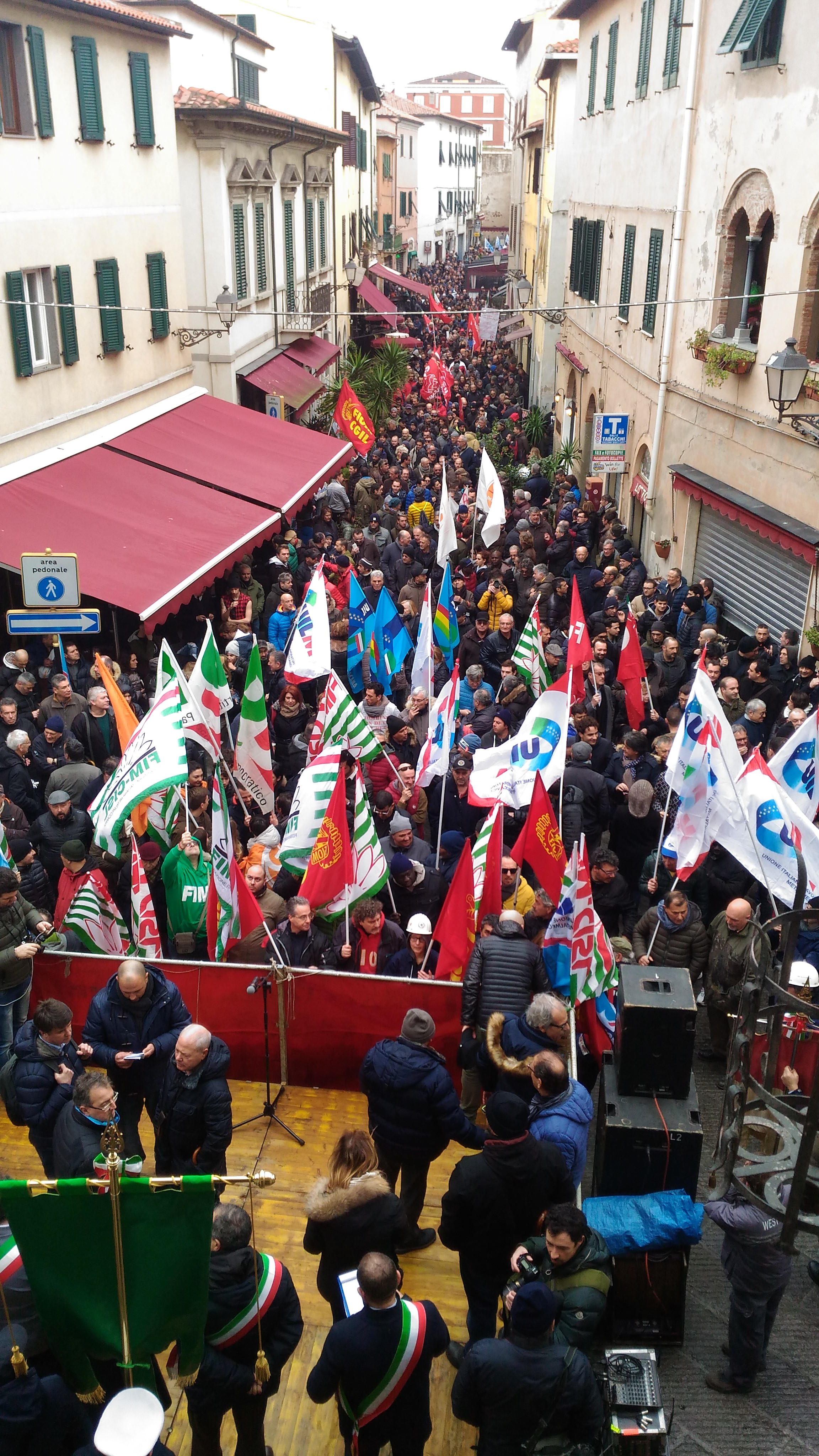 Un migliaio in piazza per salvare Aferpi. Il sindaco: Uniti per il rilancio del territorio