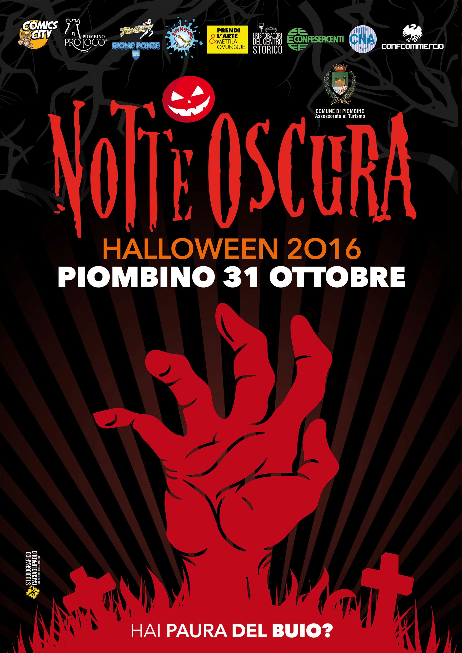 Notte oscura per Halloween con maschere spaventose, giocolieri, danze e scherzi