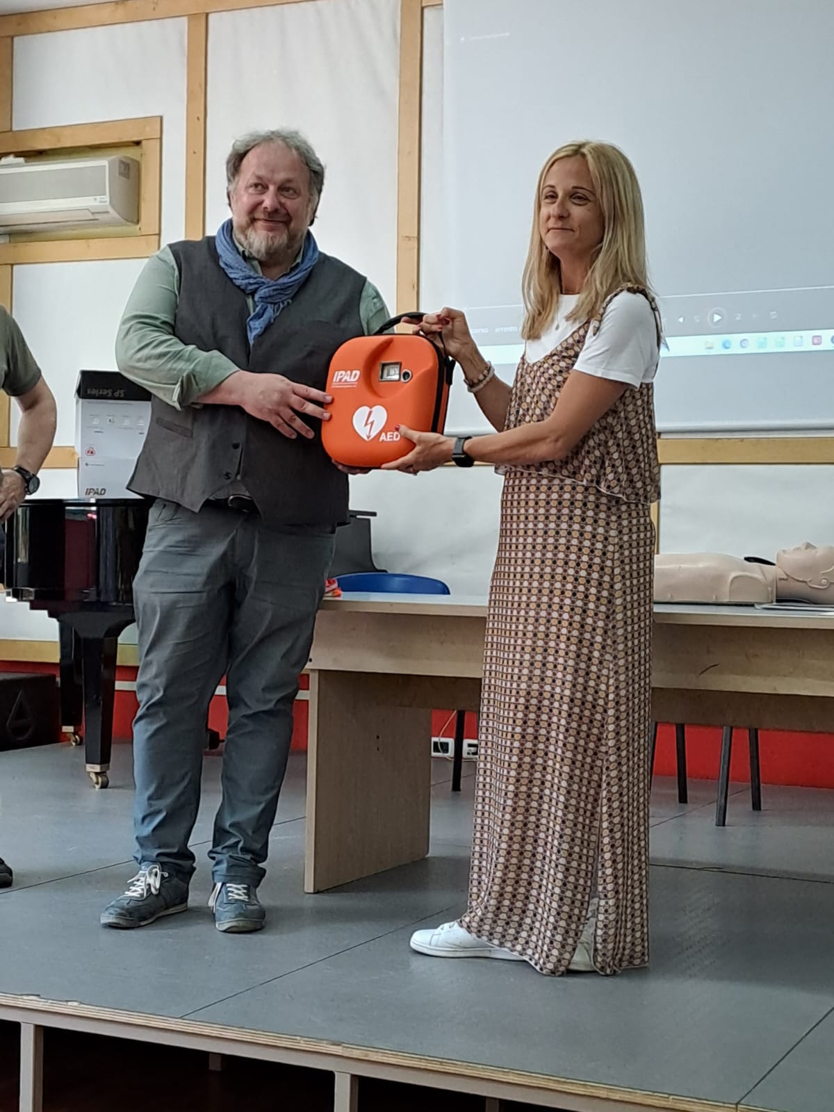 Donato un defibrillatore per il Centro Giovani dal Lions Club di Piombino