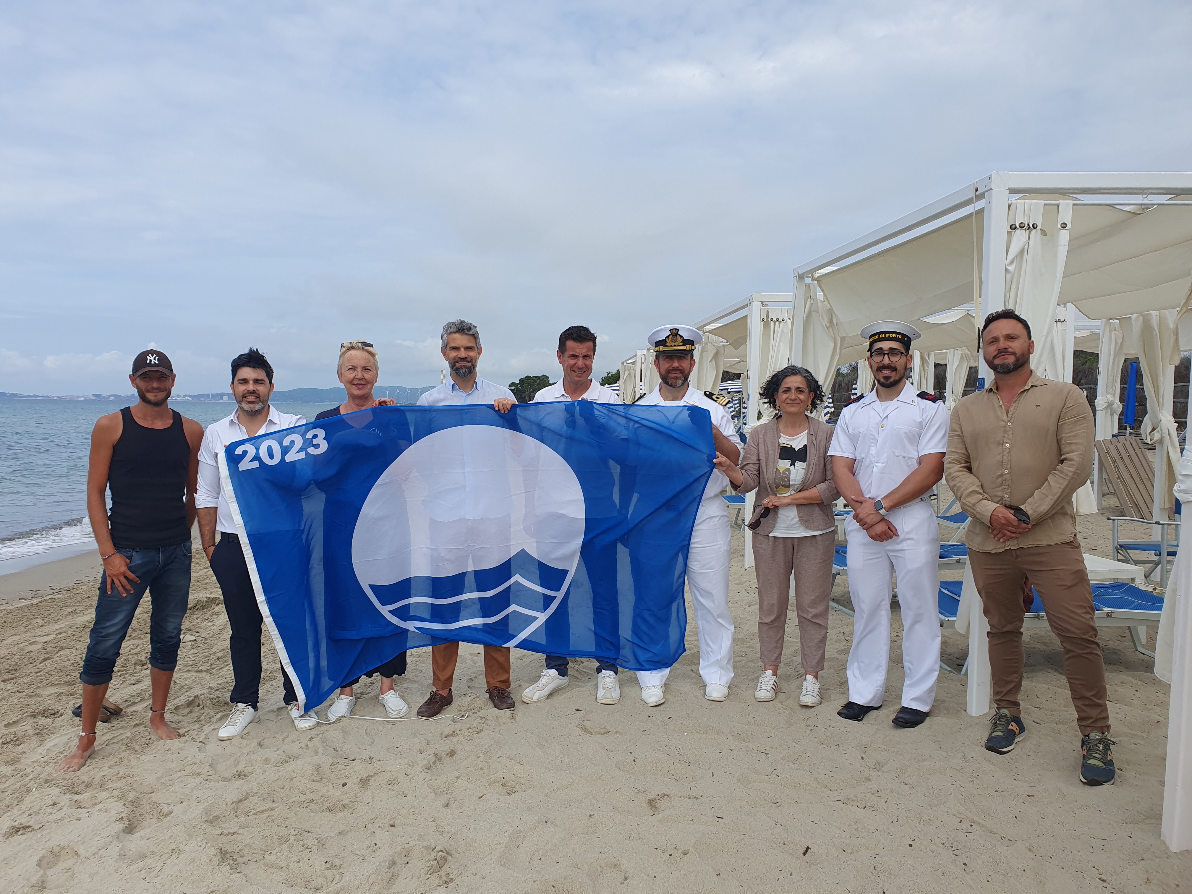 Piombino bandiera blu 2023: consegnate oggi la bandiere agli stabilimenti balneari