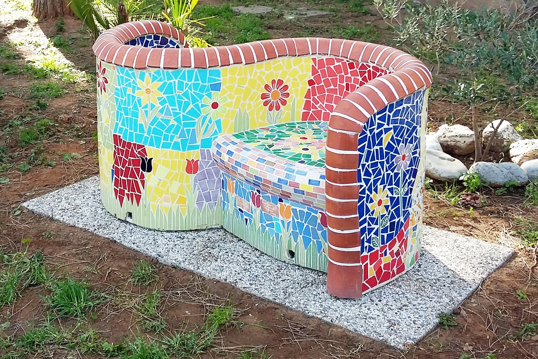 Una panchina decorata per il giardino di via Grosseto