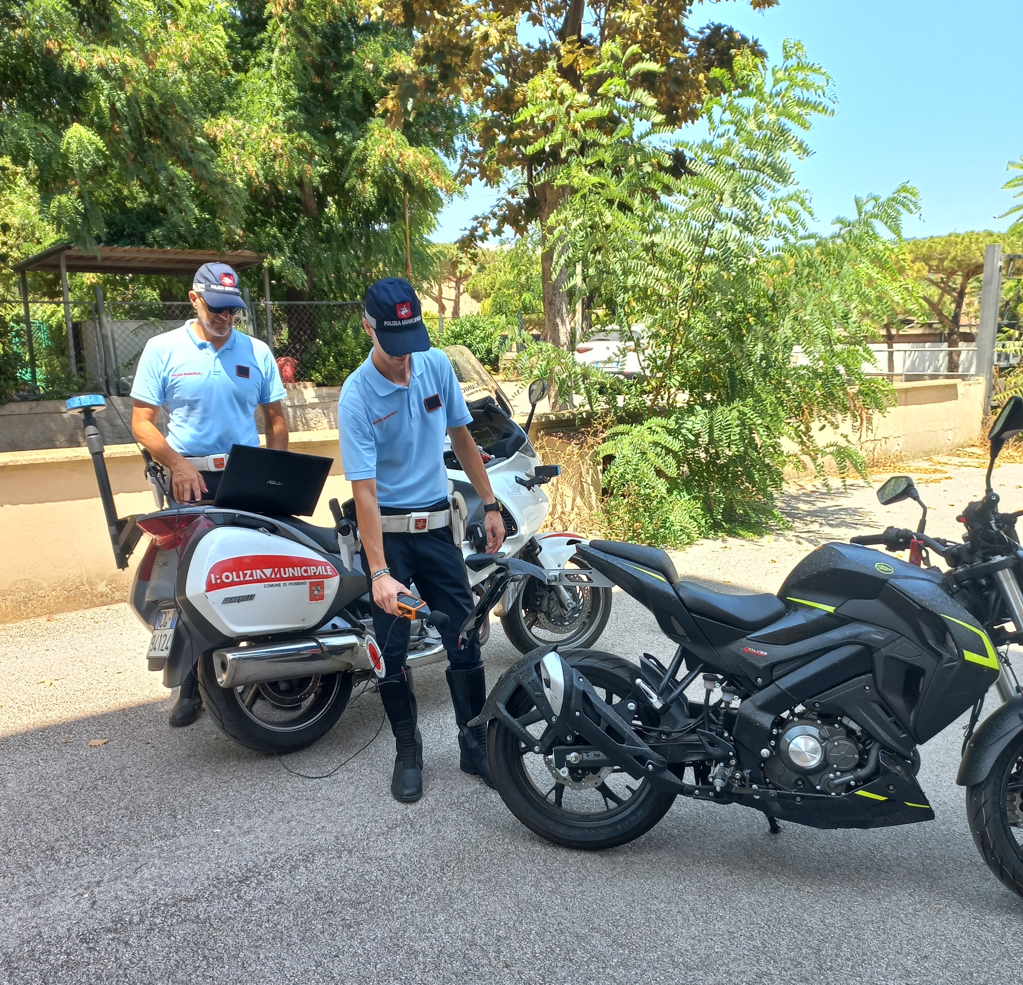 La Polizia Municipale controlla la rumorosit dei veicoli con il fonometro