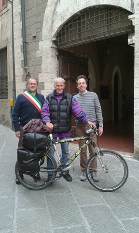 Janus River, il ciclista giramondo, fa tappa a Piombino