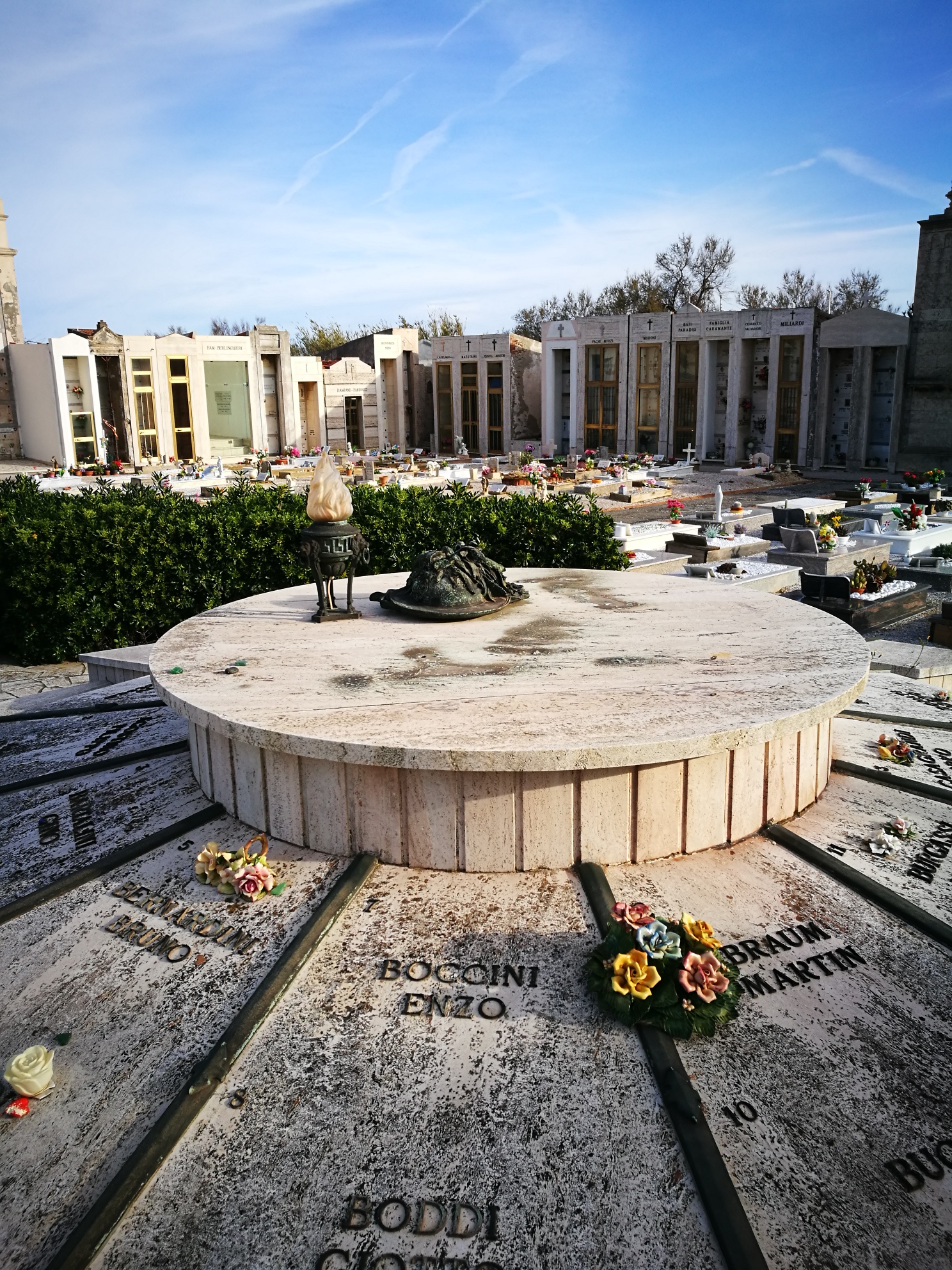Torna al cimitero di Piombino la statua di Canuti danneggiata nell\'aprile scorso
