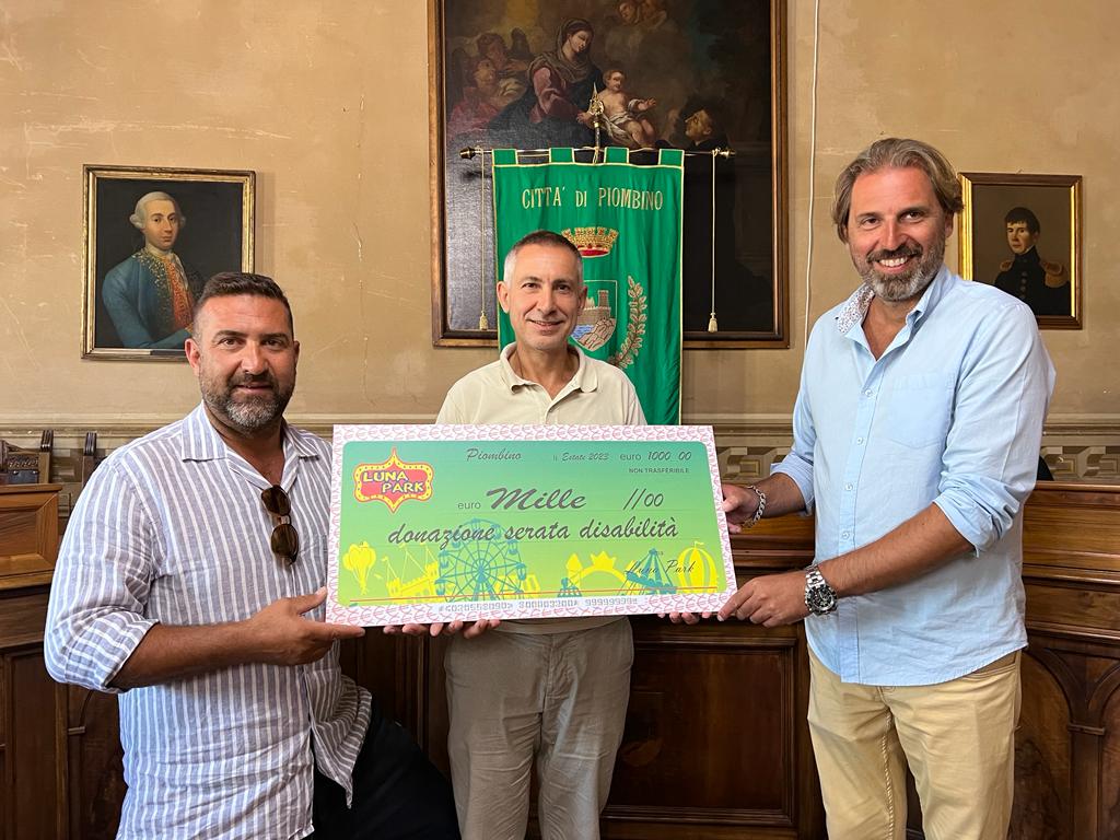 Serata di solidariet al Luna park: consegnato lassegno con la donazione al Comune