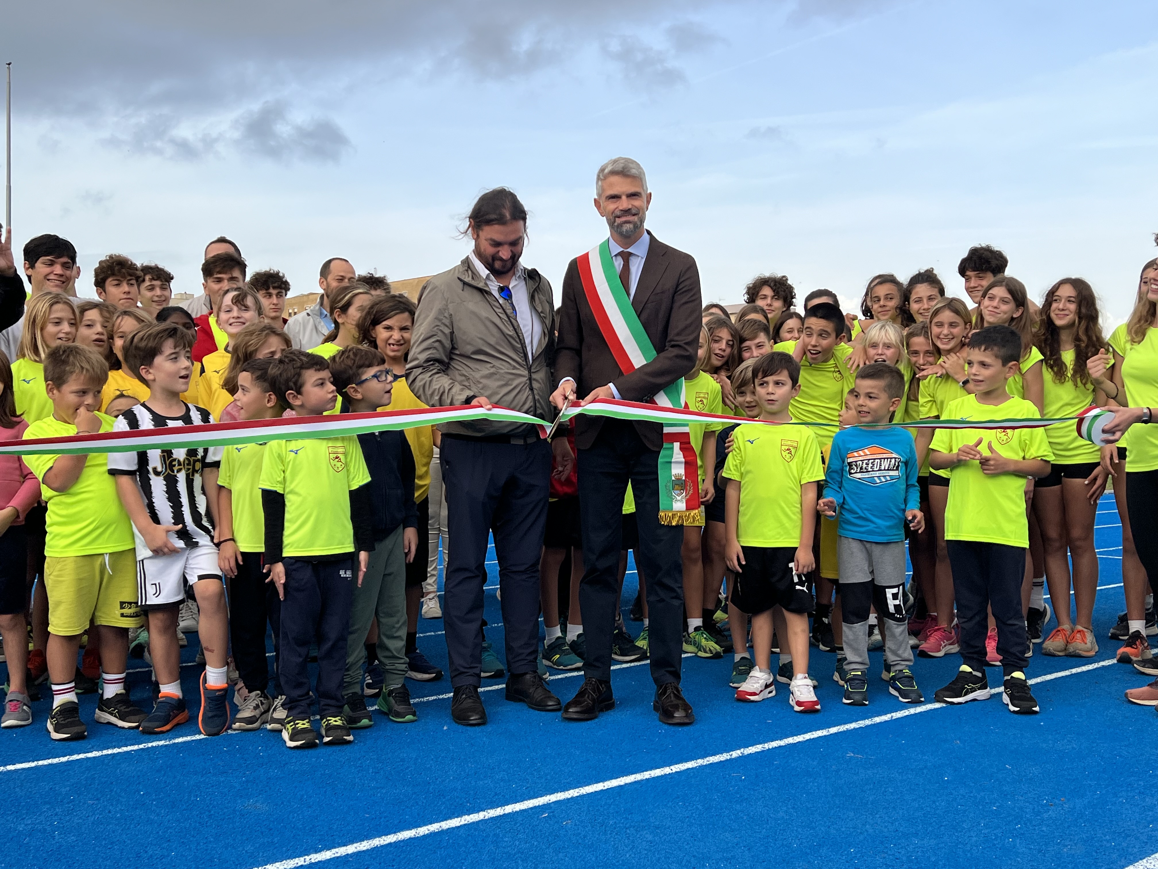 Taglio del nastro per la nuova pista di atletica