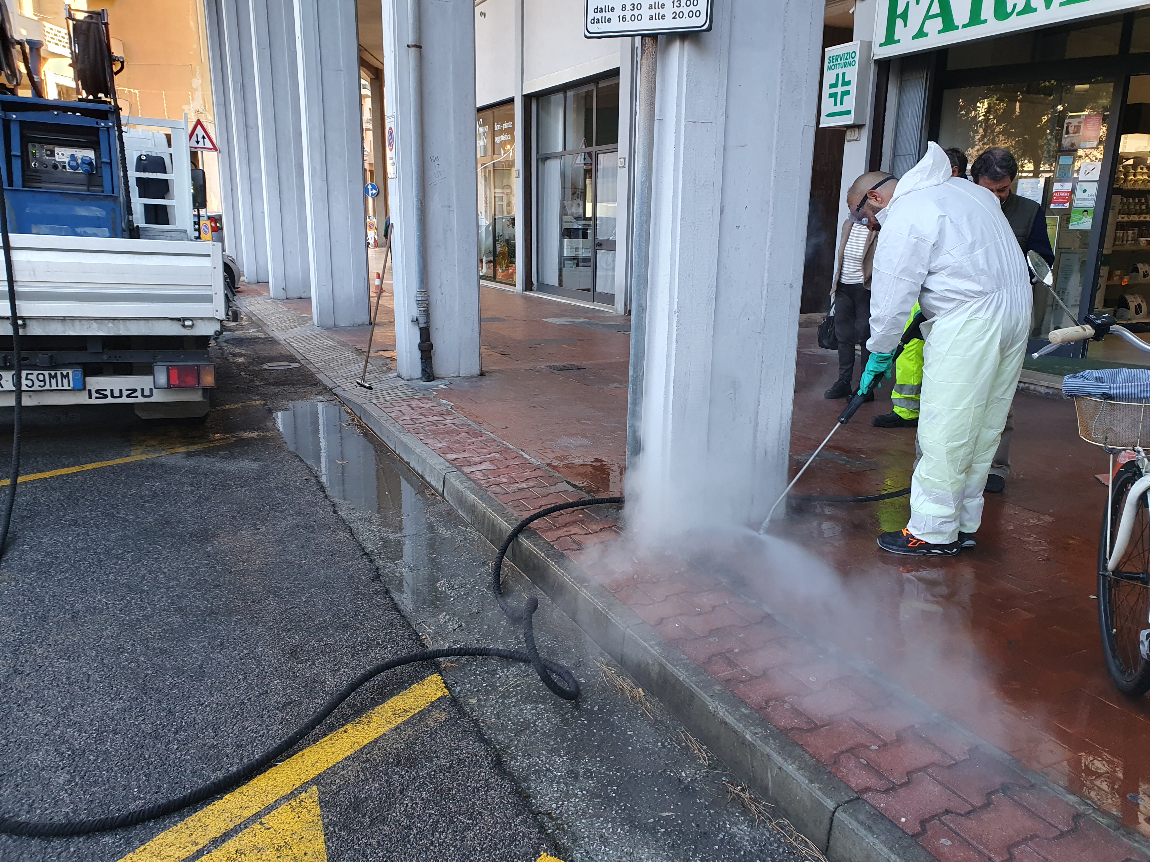 Al via le operazioni di pulizia di tutti i portici