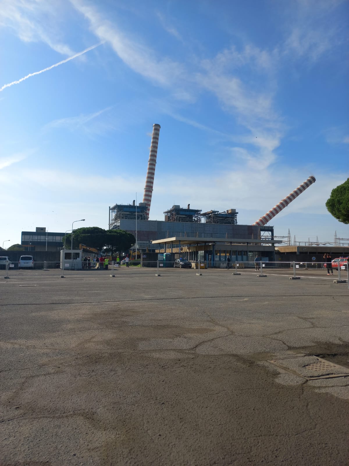 Gi le vecchie ciminiere della centrale di Piombino, al loro posto un innovativo polo di turismo sostenibile